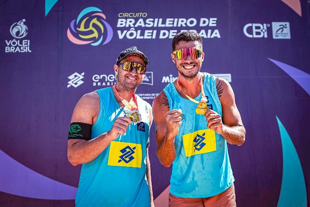 George e Saymon, com as medalhas de ouro do torneio. (Foto: Luiz Neto/CBV)